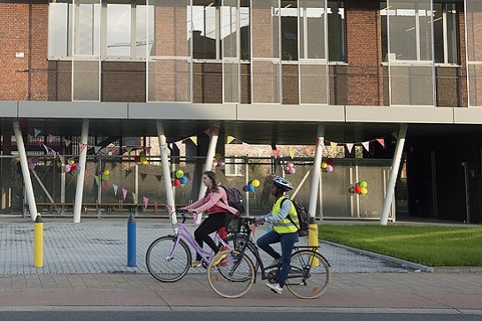 groepje jongeren met de fiets op weg naar school